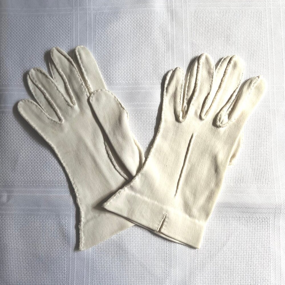 Excellent beige short cotton gloves, from the 50's or 60's, size 7.5 to 8